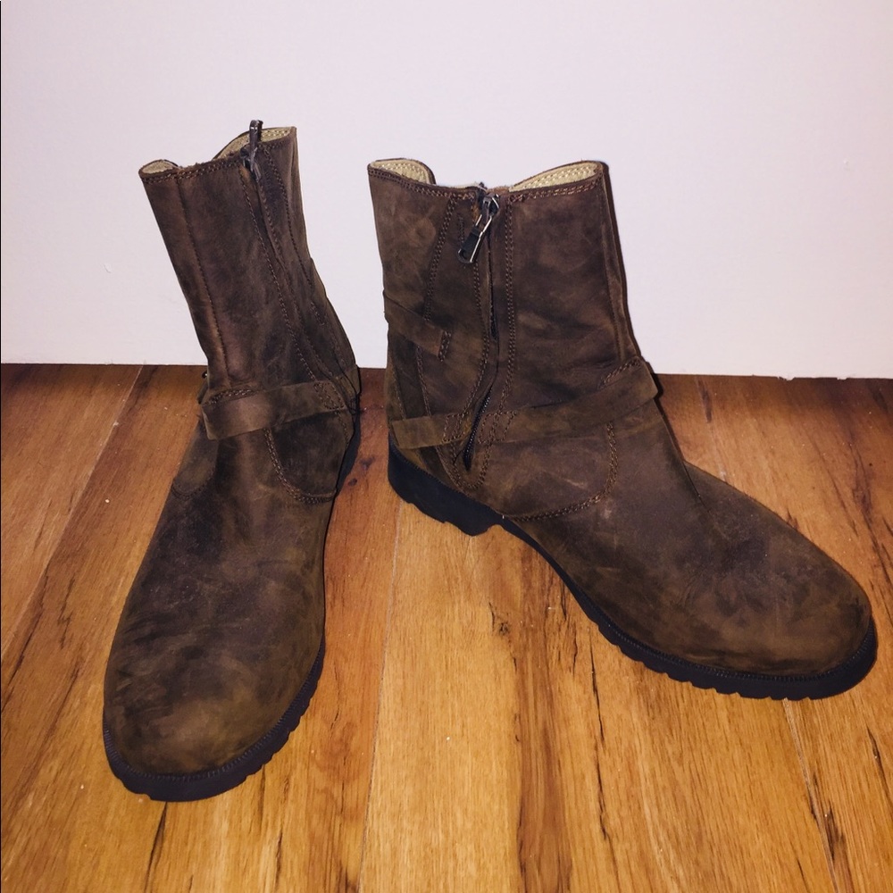 * HOLIDAY SALE* Teva Distressed Boots